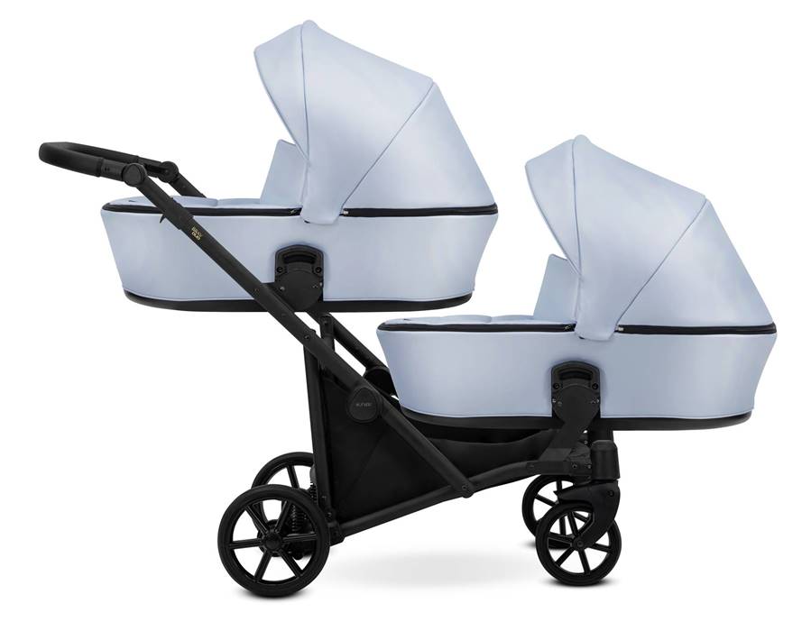 Kunert Brav Duo  Baby Blue – kompaktowy wózek bliźniaczy jeden za drugim na białym tle